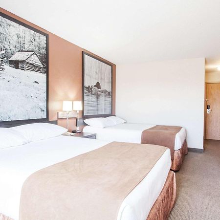 Super 8 By Wyndham Meadow Lake Esterno foto