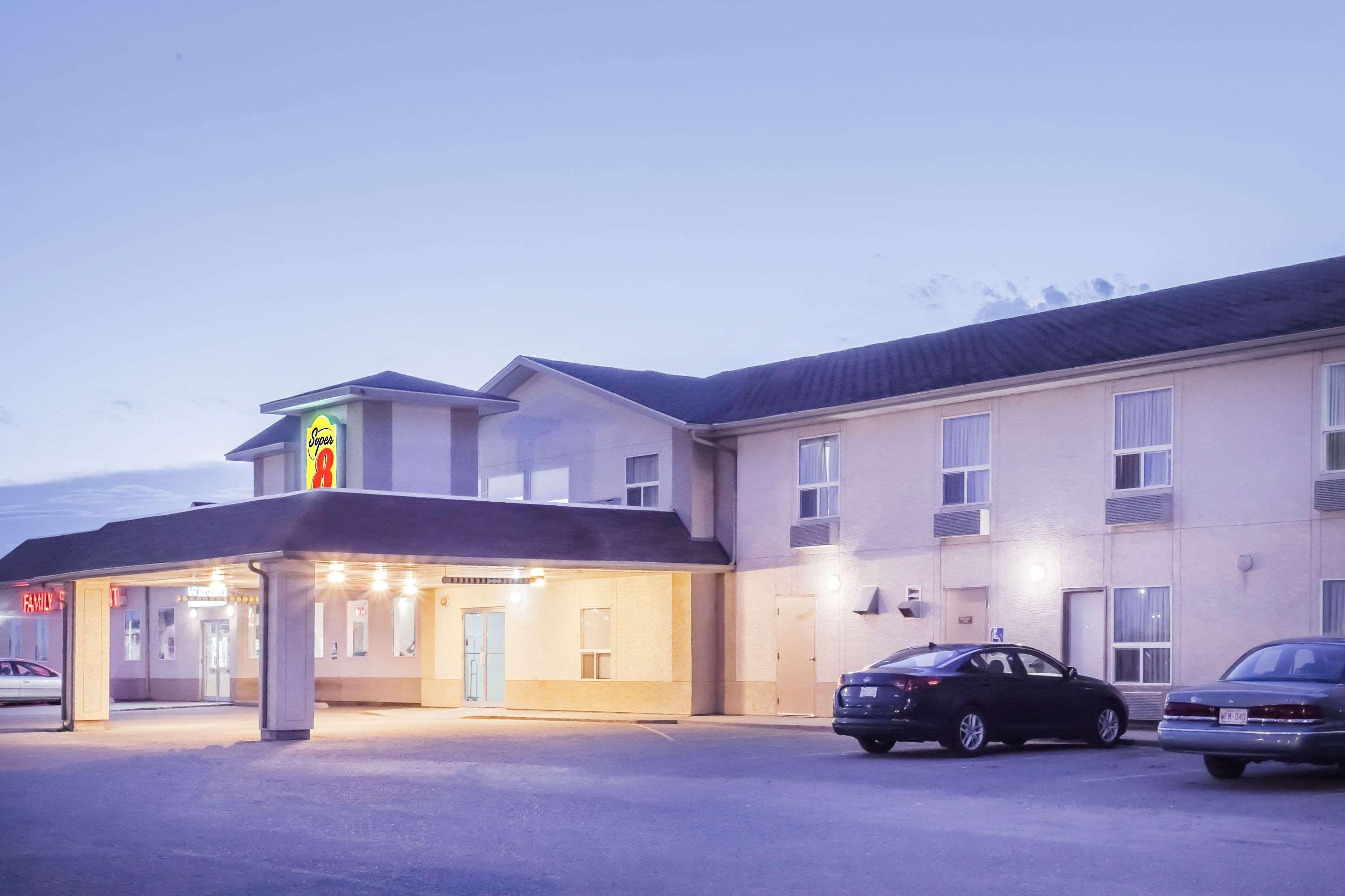 Super 8 By Wyndham Meadow Lake Esterno foto